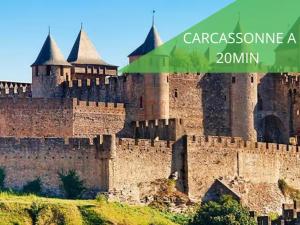un castillo grande con un letrero verde que dice arsenal de carcassonne de coche en La remise des Copains 2 chambres avec Clim OcKeys, en Limoux