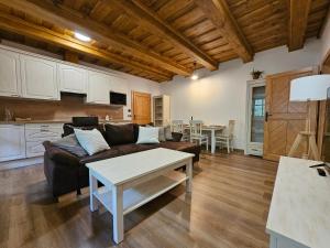 Kuchyň nebo kuchyňský kout v ubytování Apartmány Jezerné