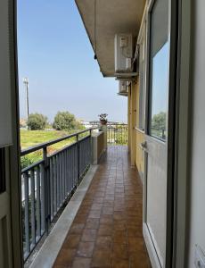 een balkon met uitzicht op de oceaan vanuit een huis bij Casa Vacanze Samia in Giarre