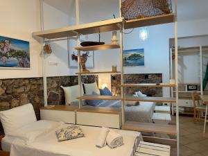 タオルミーナにあるSalu’の二段ベッド付きの部屋と部屋付きの部屋