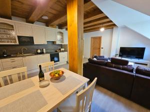 Kuchyň nebo kuchyňský kout v ubytování Apartmány Jezerné
