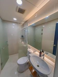 Kúpeľňa v ubytovaní Brand new 2BR Empire Tower - Podomoro City
