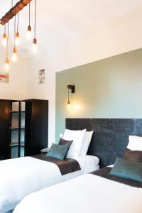 duas camas num quarto com branco e preto em Domaine La Grange Ungersheim - Chambres d'Hôtes L'Inspiration em Ungersheim