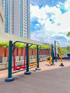un parque infantil con equipo de juegos colorido en una ciudad en Brand new 2BR Empire Tower - Podomoro City, en Medan