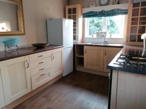 Kuchyň nebo kuchyňský kout v ubytování Lovely 2-Bed Cottage in Pencarreg