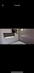 een foto van een bed in een vliegtuig bij Mobile home N 48 sur camping 4 étoiles in Fourmies