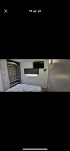 een foto van een slaapkamer met een bed en een raam bij Mobile home N 48 sur camping 4 étoiles in Fourmies