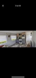 een foto van een keuken met een kookplaat bij Mobile home N 48 sur camping 4 étoiles in Fourmies