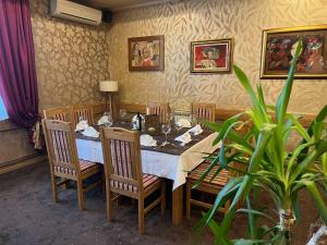 uma sala de jantar com mesa e cadeiras em Hotel Dva Goluba em Pale