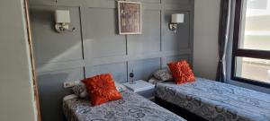 Una pequeña habitación con dos camas y una ventana. en Casa De Nefertiti, en Playa Blanca 52 fotos más