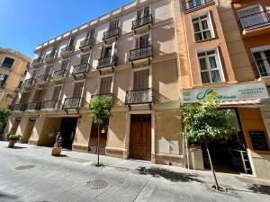 een gebouw op een straat voor een gebouw bij Souviron & old town by ELE Apartments in Málaga