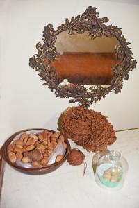 uma mesa com uma tigela de nozes e um espelho em Kaboom Showroom & Guesthouse em Istambul