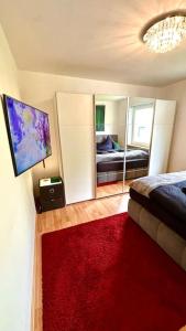Schlafzimmer mit einem Bett und einem roten Teppich in der Unterkunft Premium Wohnung in Bestlage! in München