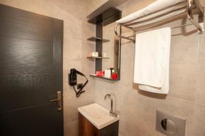 A bathroom at Royal Villa Még 37 kép