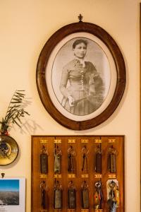 Ein Bild einer Frau an einer Wand mit Waffen. in der Unterkunft Albergo La Felicina - Mugello in San Piero a Sieve