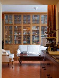 Albergo La Felicina - Mugello في سان بييرو أ سيف: غرفة معيشة مع أريكة بيضاء وطاولة