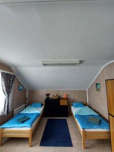 een slaapkamer met 2 bedden en een plafond bij Hostel SuzZzy in Novska