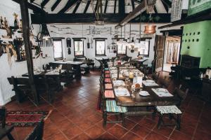 un restaurante con mesas y sillas en una habitación en Turističko naselje Natura Art-Hotel Opal Art, en Lohovo