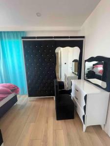 um quarto com uma cama, uma secretária e um espelho em Luxurious 3-Bedroom Apartment with Panoramic Views em Istambul