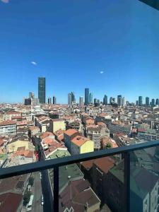 een uitzicht op de stad vanuit een gebouw bij Luxurious 3-Bedroom Apartment with Panoramic Views in Istanbul