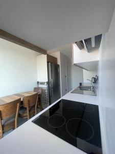 Kitchen o kitchenette sa Luxurious 3-Bedroom Apartment with Panoramic Views