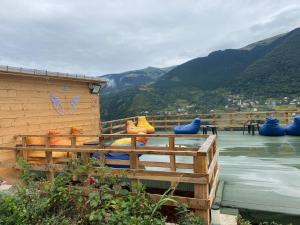 einen Holzzaun mit vielen blauen und gelben Schuhen in der Unterkunft Yamaç Çam Hotel in Trabzon