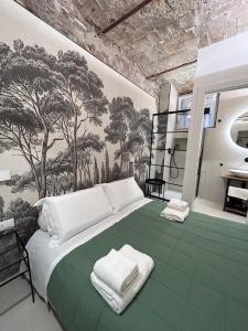 ein Schlafzimmer mit einem großen Bett und einem Gemälde an der Wand in der Unterkunft A CASA DEI ROMANI in Rom