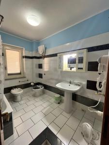 baño con 2 aseos y lavamanos en B&B Nonna Viola, en Palizzi Marina