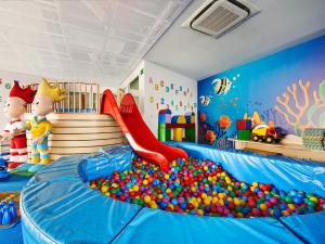 - une chambre pour enfants avec une grande pile de balles dans l'établissement VacationClub - Arka Apartament 330, à Kołobrzeg