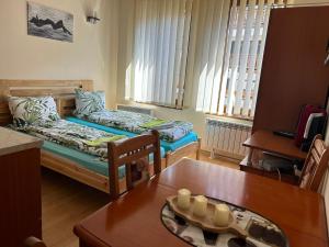 un soggiorno con divano e tavolo di Studio in Cedar Lodge 3 a Bansko