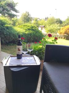 una botella de vino y una copa en una mesa en Casa tra le vigne, en Mombercelli