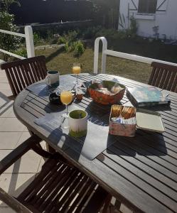 una mesa de picnic con dos vasos de zumo de naranja en Chambre d'hôte près de Paris, en Épinay-sur-Seine