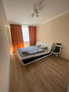 Un pat sau paturi într-o cameră la Apartament confortabil în centrul orașului!