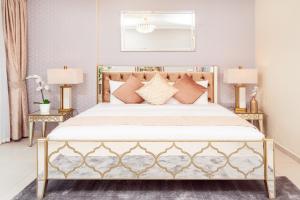 Postel nebo postele na pokoji v ubytování Elite Royal Apartment - Full Burj Khalifa & Fountain View - Luxurious - Largest Layout - Melchior