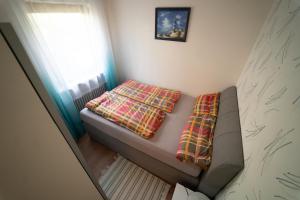 a small room with a bed and a blanket at Ferien und Monteurwohnung in Bad Berneck im Fichtelgebirge