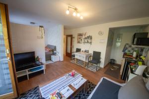 a living room with a couch and a tv and a table at Ferien und Monteurwohnung in Bad Berneck im Fichtelgebirge