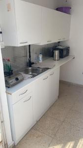 Cucina o angolo cottura di Unique City Hostel 100 meters from Beach