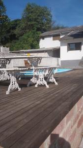 阿雷格里港的住宿－Vila das flores，木甲板上的一个长凳