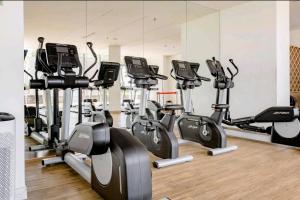 Fitness centrum a/nebo fitness zařízení v ubytování Studio Sea View Apartment at Gold Coast PIK by MYsweethome