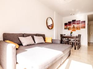 Giường trong phòng chung tại Mambo Palm-Mar apartment