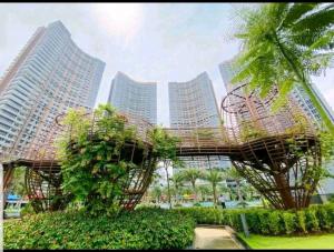 Zahrada ubytování Studio Sea View Apartment at Gold Coast PIK by MYsweethome