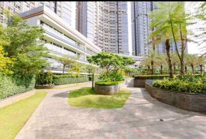 Zahrada ubytování Studio Sea View Apartment at Gold Coast PIK by MYsweethome