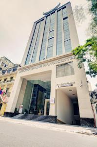 a building with the hong kong harvard university at Muong Thanh Hanoi Centre Hotel in Hanoi