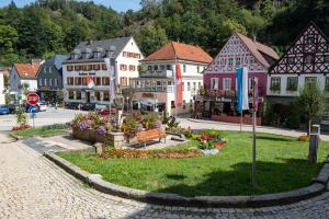 un grupo de casas en una ciudad con una señal de stop en Ferien und Monteurwohnung, en Bad Berneck im Fichtelgebirge