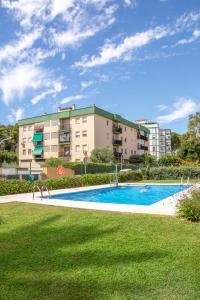basen przed budynkiem w obiekcie Casa Anselmsson - Your Dream Duplex Escape with a pool w mieście Torremolinos
