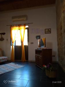 Zimmer mit einem Fenster und einem Tisch mit einem TV in der Unterkunft I Dammusi in Santa Croce Camerina