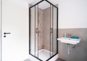 Ένα μπάνιο στο Gemütliches Apartment - Nähe zum Flughafen Weeze - Netflix +28 φωτογραφίες
