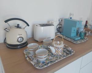 a kitchen counter with a toaster and tea sets on a tray at Casa Linguine in Petacciato