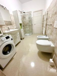 a bathroom with a washing machine and a toilet at Casa Lollo in Chiavari