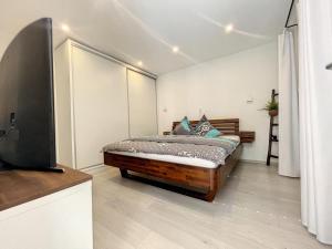 Llit o llits en una habitació de Appartement moderne avec terrasse et piscine à Châtel sur Bex
